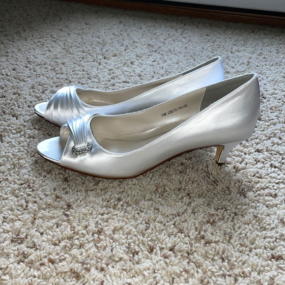 Michaelangelo Shoes - 🍁SALE🍁 Like New White Bridal Heels - 7.5